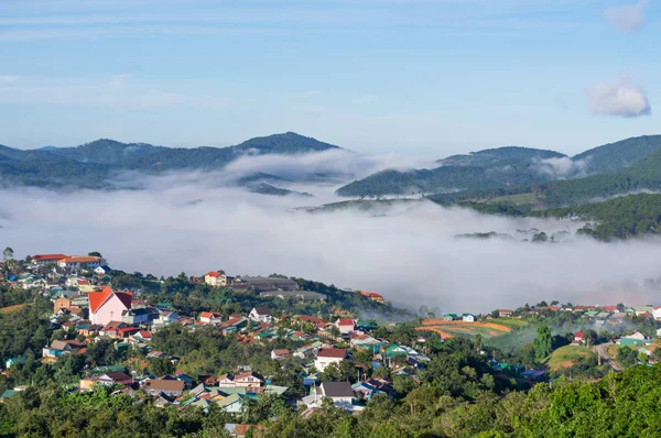 美丽的房子在农村与神奇的雾和光在日出 越南发现和东南亚 — 图库照片