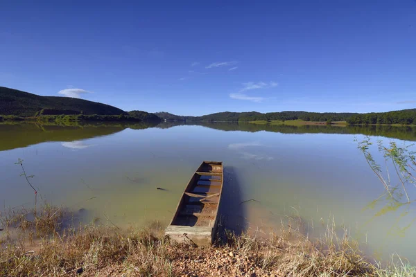 Pequeno Barco Pesca Velho Beira Lago Com Natureza Fresca Fundo — Fotografia de Stock