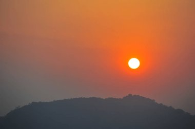 arka plan ile güneş dağlarda alacakaranlıkta