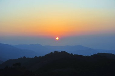 arka plan ile güneş dağlarda alacakaranlıkta