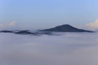 Temiz hava, şafak Plato sihirli ışık ve yoğun sis kapağı ile arka plan 