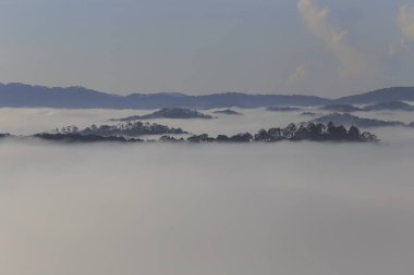 Temiz hava, şafak Plato sihirli ışık ve yoğun sis kapağı ile arka plan 
