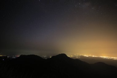 Sihirli gökada veya dağ peek ön plan ile gece gökyüzü üzerinde Samanyolu