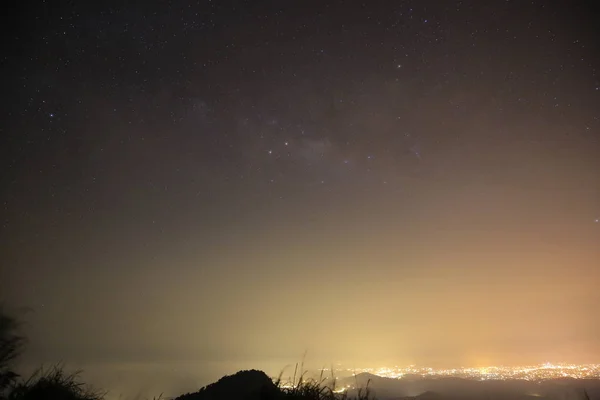 Magické Galaxii Nebo Mléčné Dráhy Noční Oblohu Hora Peek Popředí — Stock fotografie