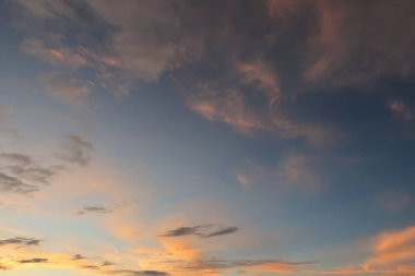 Arka plan gökyüzü ve bulutlar batımında büyüsü ile