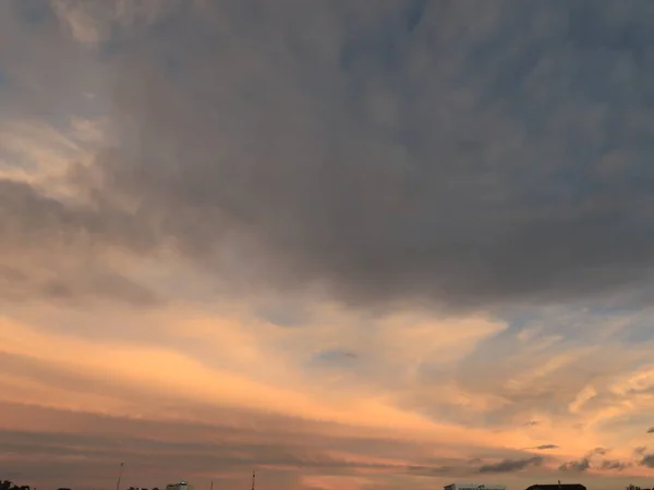 Arka Plan Gökyüzü Bulutlar Batımında Büyüsü Ile — Stok fotoğraf