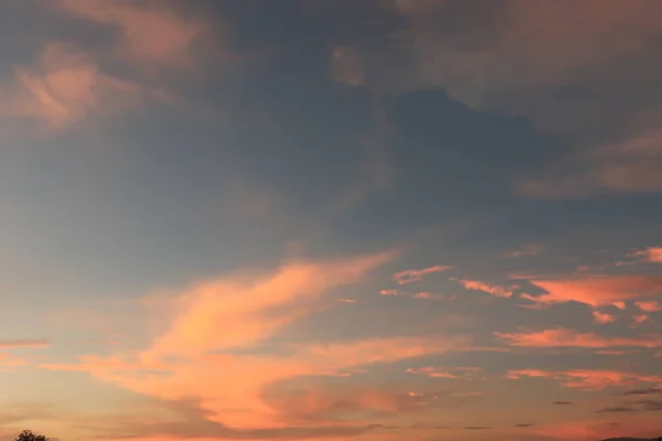 Hintergrund Mit Magie Des Himmels Und Wolken Bei Sonnenuntergang — Stockfoto
