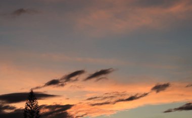 Arka plan gökyüzü ve bulutlar batımında büyüsü ile