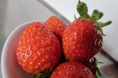 Olgun çilek meyve, tatlı ve güzel. Reklam tasarımı, fikir ambalaj, pazarlama ve daha fazlası için fotoğraf kullanın