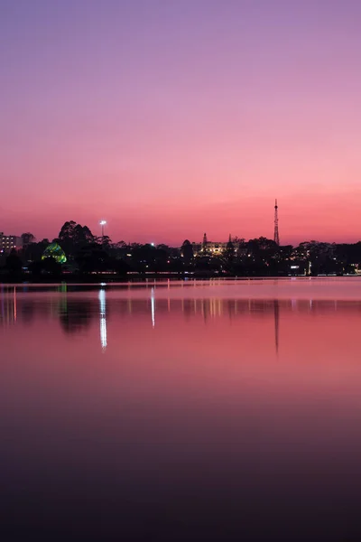 Der Zauberhafte Sonnenuntergang See Dem Sich Die Stadt Spiegelt — Stockfoto