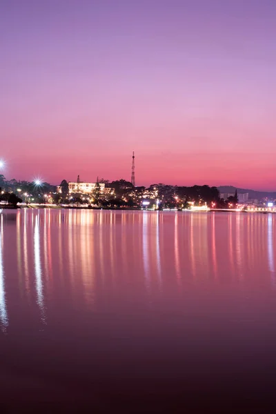 Pôr Sol Mágico Lago Com Cidade Refletindo — Fotografia de Stock