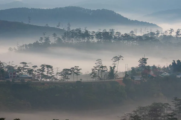 Nebel Bedeckt Kleines Dorf Fuße Der Berge Mit Dem Zauber lizenzfreie Stockbilder