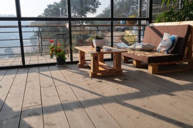 Küçük saksı ve büyülü ile raflar Balkonda kahve fincan güneş sabah ışığı