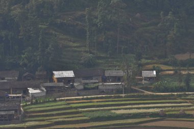 Ha Giang eyaletinde teraslar, kayalıklar ve yaşam ile büyük dağlar keşfedin, Vietnam