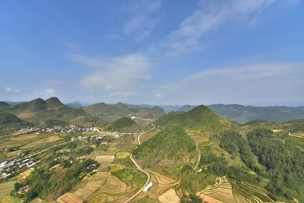 发现伟大的山脉与露台 悬崖和生活在哈江省 — 图库照片