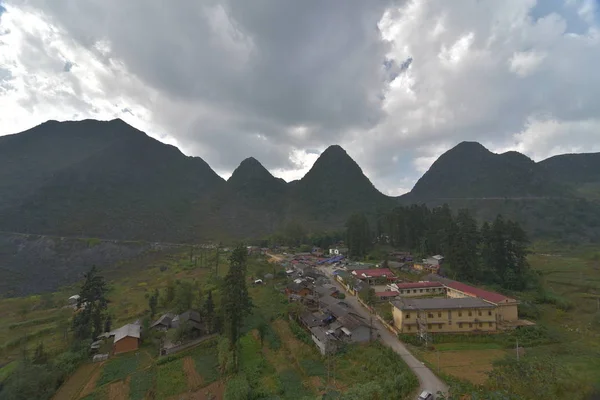 发现伟大的山脉与露台 悬崖和生活在哈江省 — 图库照片