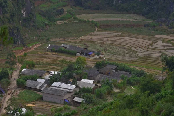 发现伟大的山脉与露台 悬崖和生活在哈江省 — 图库照片