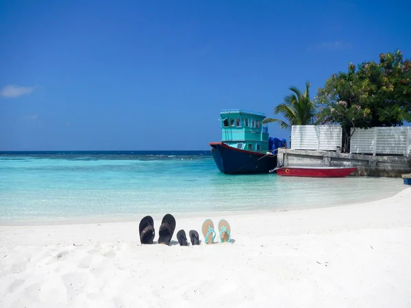 Trzy Pary Klapki Sandały Japonki Plaży Maldive Podparte Piasku Starego — Zdjęcie stockowe