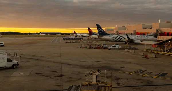 gün batımında Uluslararası Havaalanı terminal Havaalanı faaliyet gösteren airways uçak görüntülemek