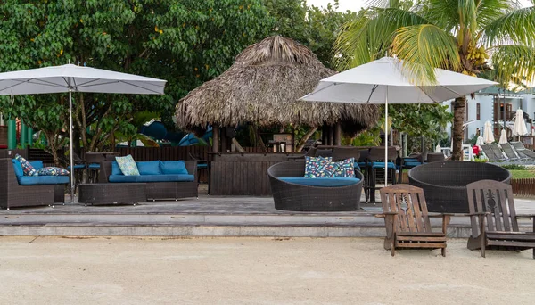 Bir tropikal plaj barda orta gün