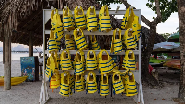 Can yelekleri yan bir su dışarı raf spor salonu