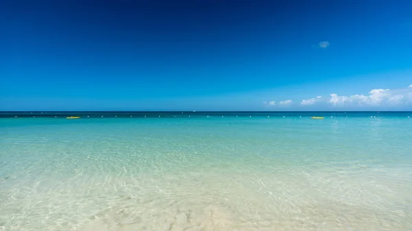 Güneşli bir günde birkaç bulutlar ile güzel deniz manzarası