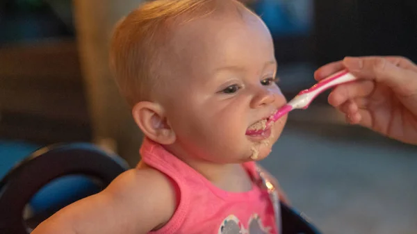 Küçük bebeği kaşıkla beslemek