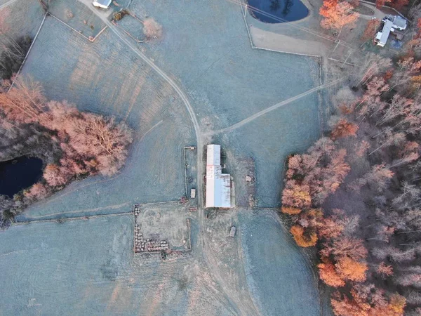 Hangar lı çiftlik bahçesinin havadan yukarıdan aşağıya görünümü