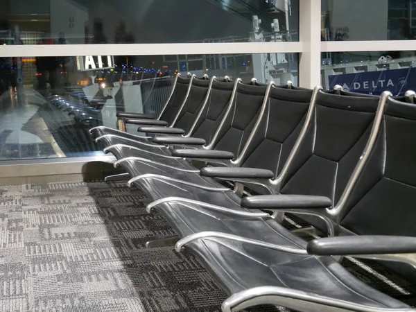 Havaalanı koridorundaki boş koltuklar.