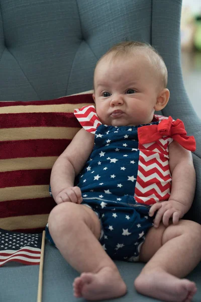Sevimli küçük bebek vatansever bir Abd kıyafeti giymiş