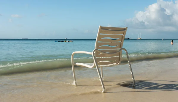 Deniz kenarında boş beyaz koltuk