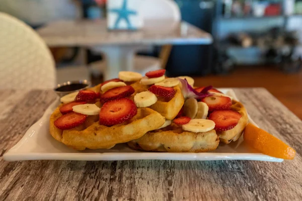 Taze meyve ile tepesinde gevrek altın waffle