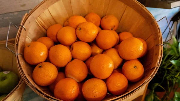 Taze narenciye ile dolu rattan sepeti