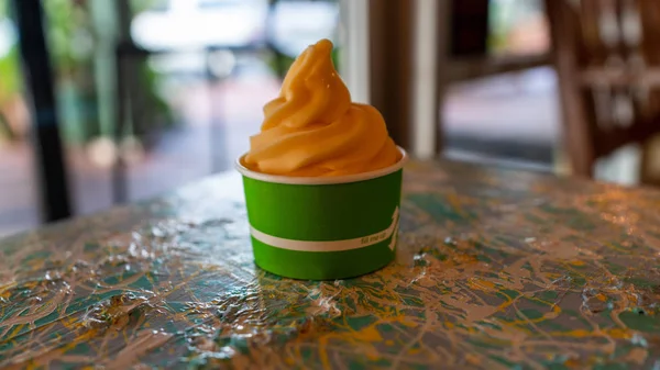 Bir paket küvette twirled turuncu dondurma