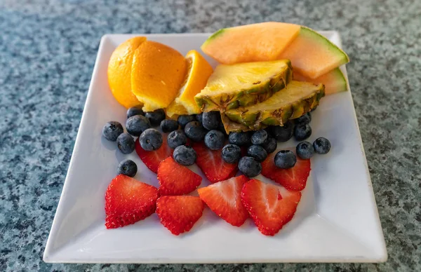 Dikdörtgen tepside taze meyve mezesi