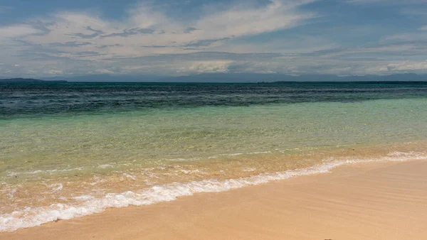 Bocas Del Toro 'daki Idyllic tropik ada plajı, Panama' da altın kumu ve yumuşak sörfü olan, yaz tatilleri için popüler bir yer.
