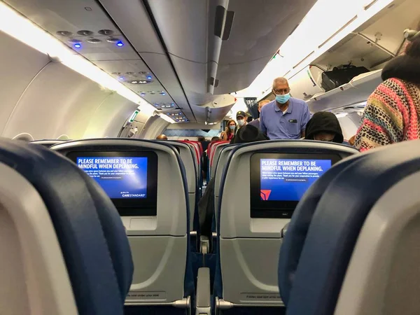 Cincinnati, Ohio, ABD, 7-20-2020, Delta uçuşunda maske takıyor.