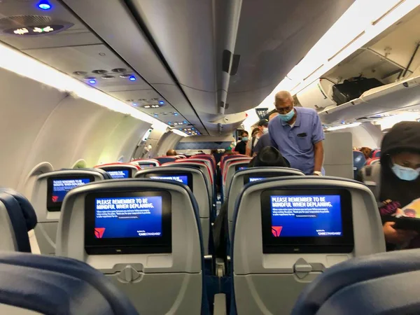 Cincinnati, Ohio, ABD, 7-20-2020, Delta uçuşunda maske takıyor.