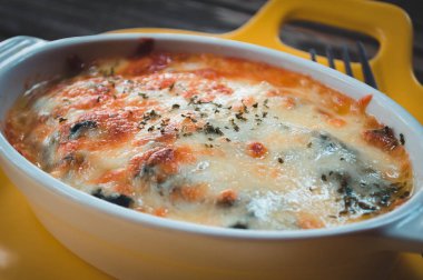 Fırında Ispanak yakın peynir ile