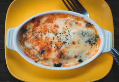 Fırında Ispanak ile yakın peynir ve üst görünüm