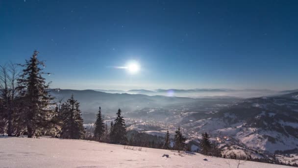 Nebel zieht im Winter mit sternförmigem Himmel über den Berg — Stockvideo