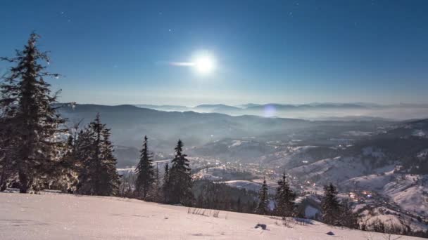 Nebel zieht im Winter mit sternförmigem Himmel über den Berg — Stockvideo