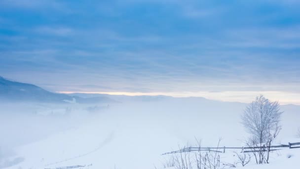 風による雪の吹きで山のピーク。冬の風景。寒い日、雪と. — ストック動画