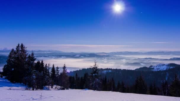 Зимой над горой движется туман со звёздным небом — стоковое видео