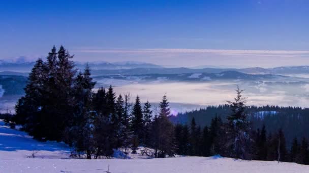 Niebla moviéndose sobre la montaña en invierno con un cielo en forma de estrella — Vídeos de Stock