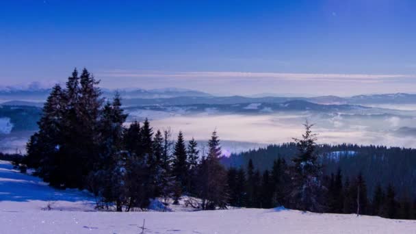 Nebbia che si muove sulla montagna in inverno con un cielo a forma di stella — Video Stock