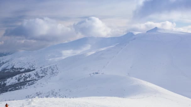 Hermoso paisaje de invierno con árboles cubiertos de nieve. Montañas de invierno. — Vídeo de stock