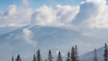 Karla kaplı ağaçlarla kaplı güzel bir kış manzarası. Kış dağları.