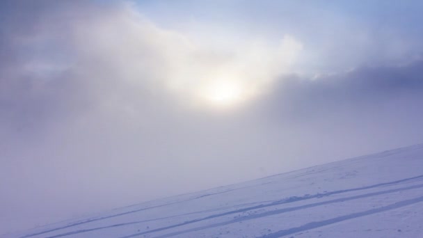 Prachtig winterlandschap met besneeuwde bomen. Winterbergen. — Stockvideo