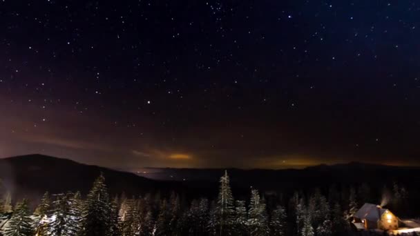Star Timelapse: stjärnor flyttar över små hus i bergen på vintern. Litet skydd i tallskog i Uralbergen, Ryssland. — Stockvideo